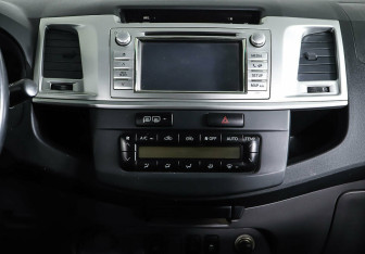 Подержанный автомобиль Toyota Hilux 2013 года (11 фото)