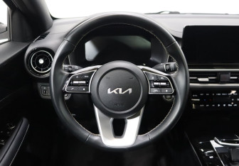 Подержанный автомобиль Kia K3 Sedan 2023 года (14 фото)