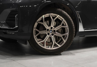 Подержанный автомобиль BMW X7 2020 года (32 фото)