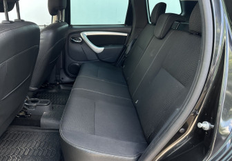Подержанный автомобиль Nissan Terrano 2015 года (10 фото)