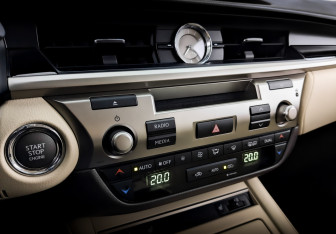 Подержанный автомобиль Lexus ES 2016 года (29 фото)