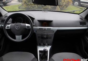 Подержанный автомобиль Opel Astra Sedan 2010 года (11 фото)