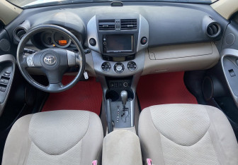 Подержанный автомобиль Toyota RAV4 2006 года (10 фото)