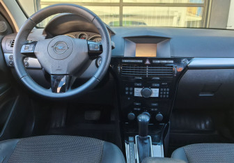 Подержанный автомобиль Opel Astra Sedan 2012 года (13 фото)