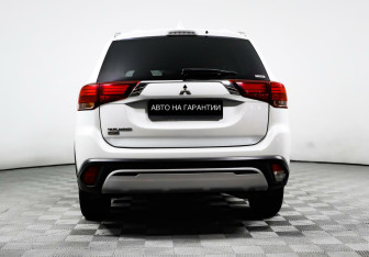 Подержанный автомобиль Mitsubishi Outlander 2020 года (4 фото)