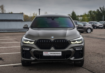 Подержанный автомобиль BMW X6 2020 года (2 фото)