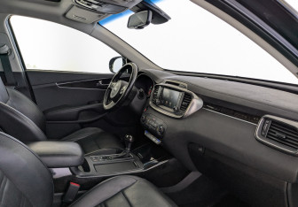 Подержанный автомобиль Kia Sorento 2017 года (11 фото)