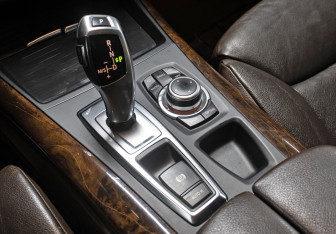 Подержанный автомобиль BMW X5 2011 года (17 фото)