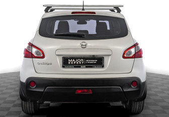 Подержанный автомобиль Nissan Qashqai 2013 года (6 фото)