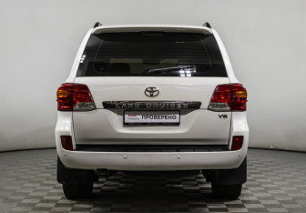 Подержанный автомобиль Toyota Land Cruiser Suv 2012 года (6 фото)