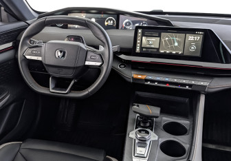 Подержанный автомобиль Changan UNI-V 2023 года (29 фото)