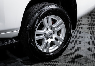 Подержанный автомобиль Toyota Land Cruiser Prado 2011 года (15 фото)