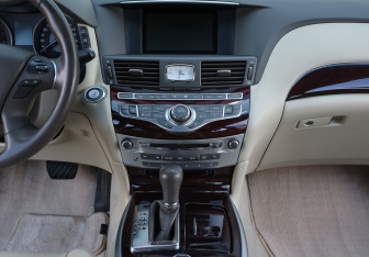 Подержанный автомобиль Infiniti Q70 2015 года (15 фото)