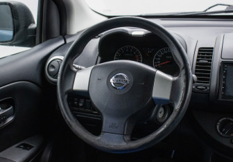 Подержанный автомобиль Nissan Note 2013 года (15 фото)