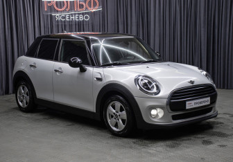 Подержанный автомобиль MINI Hatch 2019 года (3 фото)