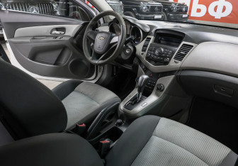 Подержанный автомобиль Chevrolet Cruze Sedan 2010 года (8 фото)