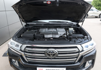 Подержанный автомобиль Toyota Land Cruiser Suv 2017 года (9 фото)