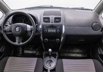 Подержанный автомобиль Suzuki SX4 Hatchback 2010 года (13 фото)