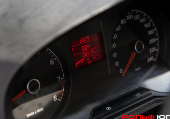 Подержанный автомобиль Volkswagen Polo Sedan 2010 года (9 фото)