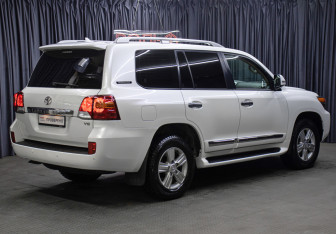 Подержанный автомобиль Toyota Land Cruiser Suv 2015 года (5 фото)