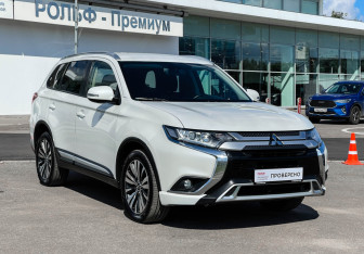 Подержанный автомобиль Mitsubishi Outlander 2018 года (3 фото)