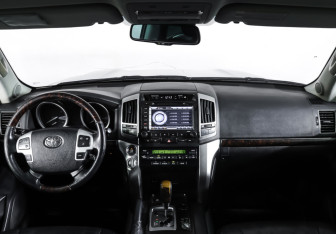 Подержанный автомобиль Toyota Land Cruiser Suv 2012 года (18 фото)