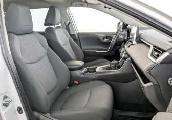 Подержанный автомобиль Toyota RAV4 2021 года (23 фото)