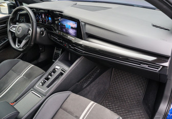 Подержанный автомобиль Volkswagen Golf Hatchback 2021 года (7 фото)