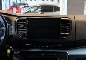 Подержанный автомобиль Peugeot Traveller 2021 года (13 фото)