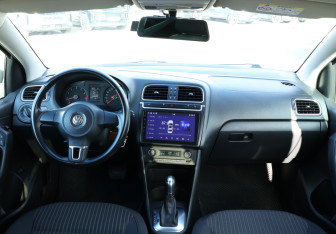 Подержанный автомобиль Volkswagen Polo Sedan 2015 года (12 фото)