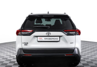 Подержанный автомобиль Toyota RAV4 2021 года (6 фото)