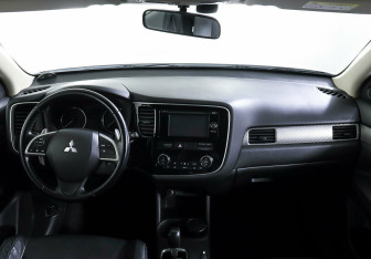 Подержанный автомобиль Mitsubishi Outlander 2014 года (8 фото)