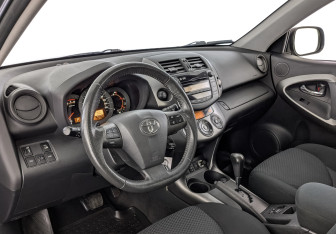 Подержанный автомобиль Toyota RAV4 2012 года (15 фото)