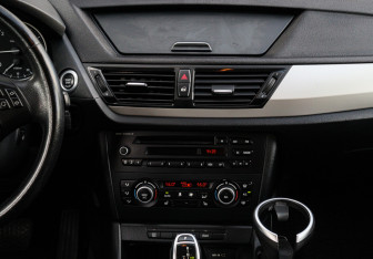 Подержанный автомобиль BMW X1 2013 года (10 фото)