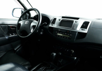 Подержанный автомобиль Toyota Hilux 2014 года (5 фото)
