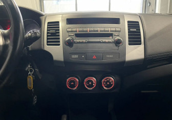 Подержанный автомобиль Citroen C-Crosser 2011 года (15 фото)