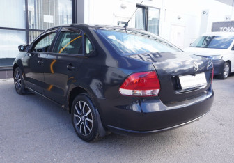 Подержанный автомобиль Volkswagen Polo Sedan 2011 года (7 фото)