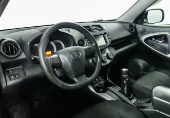 Подержанный автомобиль Toyota RAV4 2010 года (9 фото)
