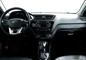 Подержанный автомобиль Kia Rio Hatchback 2014 года (9 фото)