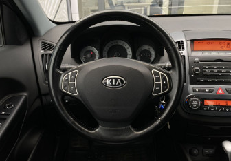 Подержанный автомобиль Kia Ceed Wagon 2008 года (13 фото)