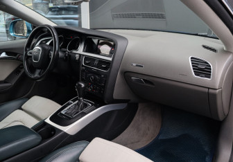 Подержанный автомобиль Audi A5 Coupe 2009 года (7 фото)