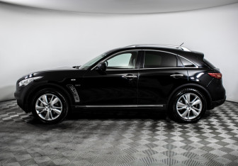 Подержанный автомобиль Infiniti QX70 2013 года (8 фото)