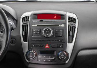 Подержанный автомобиль Kia Ceed Hatchback 2010 года (14 фото)