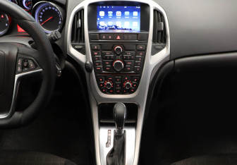 Подержанный автомобиль Opel Astra Hatchback 2012 года (16 фото)