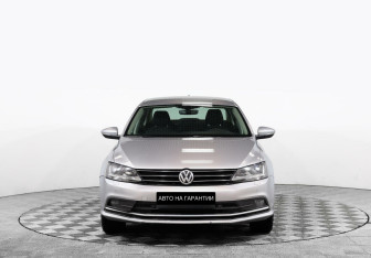 Подержанный автомобиль Volkswagen Jetta Sedan 2017 года (2 фото)
