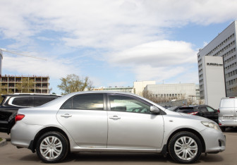 Подержанный автомобиль Toyota Corolla Sedan 2008 года (3 фото)