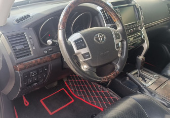 Подержанный автомобиль Toyota Land Cruiser Suv 2015 года (13 фото)