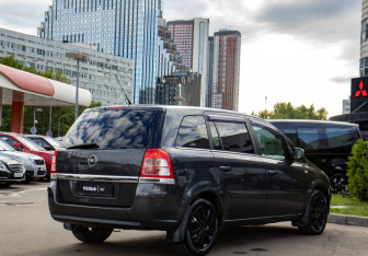 Подержанный автомобиль Opel Zafira Compactvan 2011 года (4 фото)