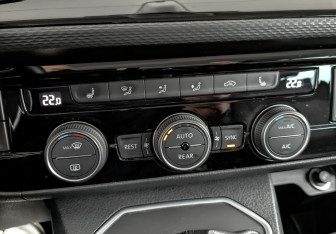 Подержанный автомобиль Volkswagen Multivan 2020 года (21 фото)
