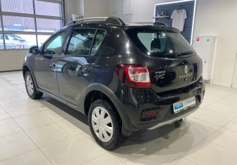 Подержанный автомобиль Renault Sandero 2015 года (7 фото)